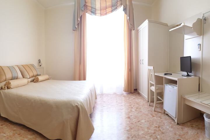 Room 10 of 28