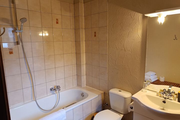 Room 6 of 16