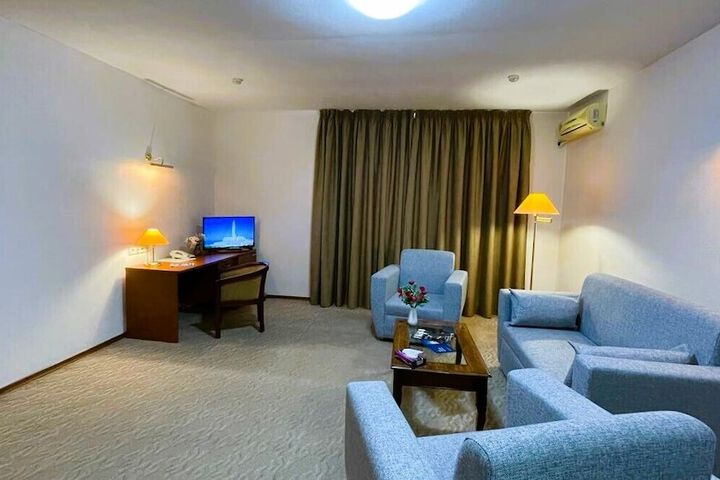 Room 27 of 106