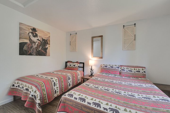 1 Queen Bed (55 of 103)