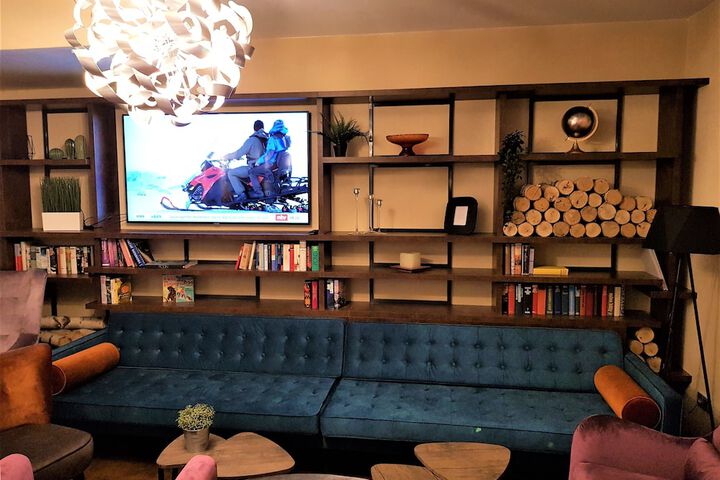 Lounge 51 of 56