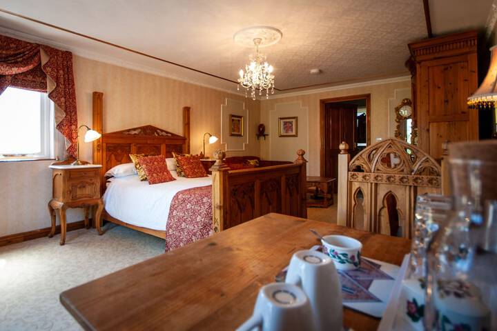 Room 4 of 28