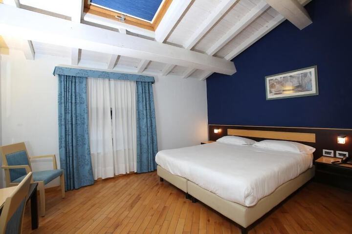 Room 6 of 18