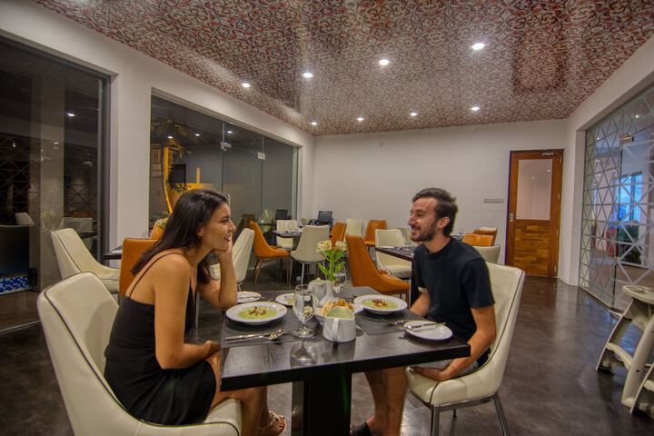 Dining 40 of 77
