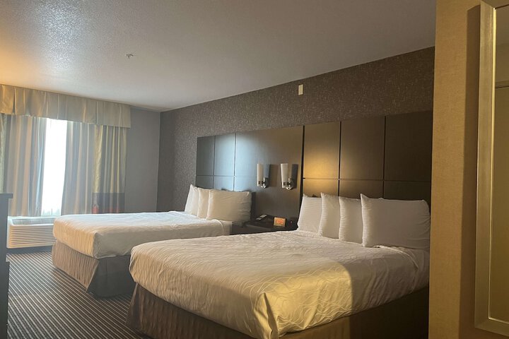 2 Queen Beds Microwave and Refrigerator WiFi Full Breakfast (9 of 11)