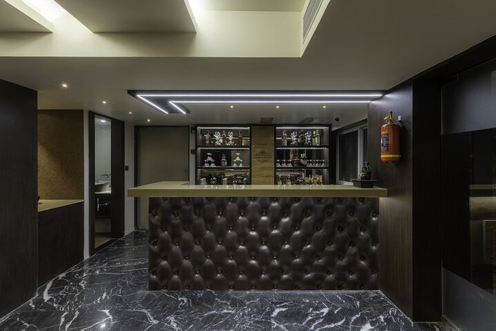 Lounge 65 of 74