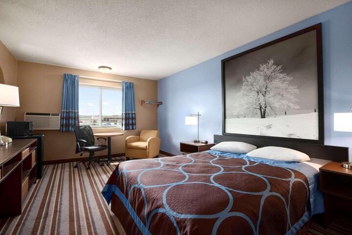 1 Queen Bed (2 of 8)