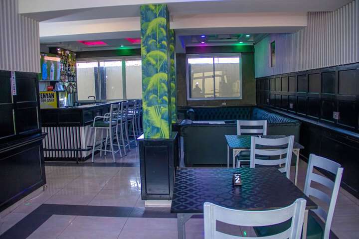 Lounge 76 of 98
