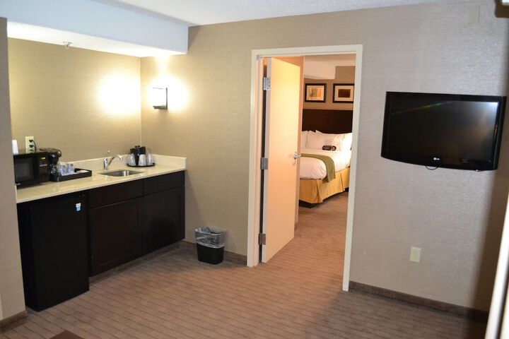 1 King Bed (8 of 18)
