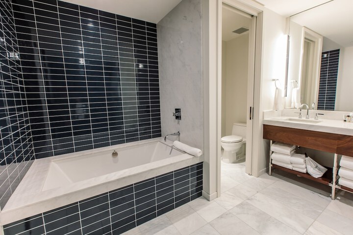 Deep soaking bathtub