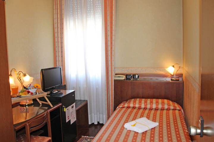 Room 4 of 40