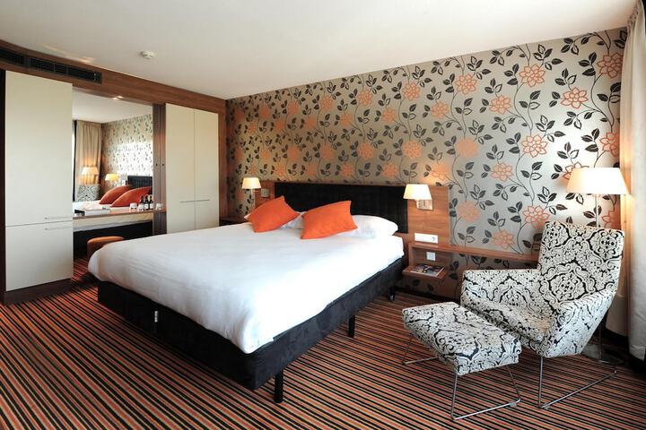 Room 15 of 46