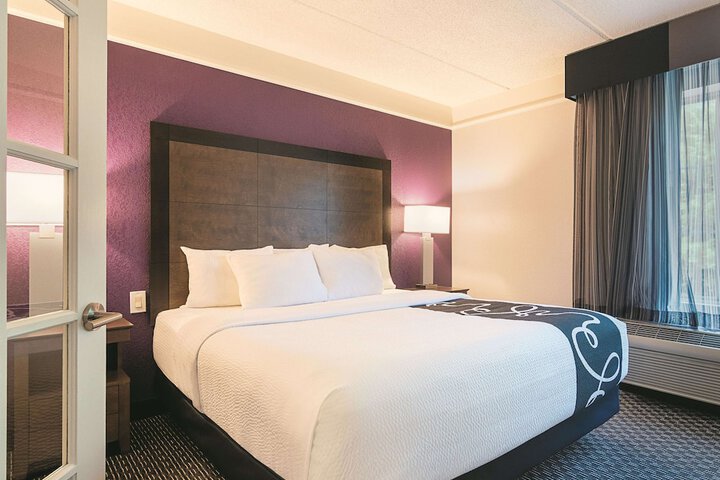 1 King Bed (3 of 18)