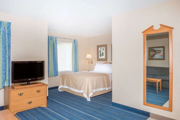 Efficiency Standard Room 1 Queen Bed (9 of 9)
