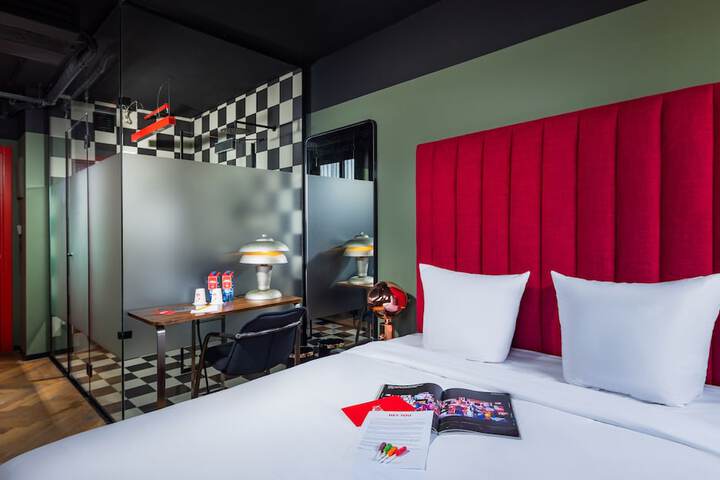 Room 7 of 12