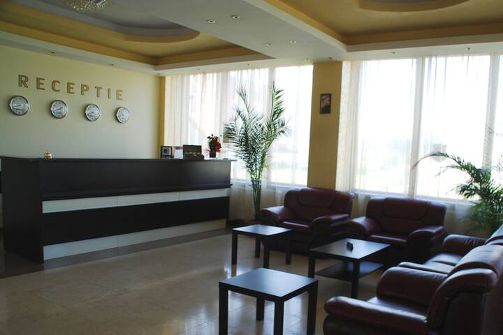 Lounge 44 of 51