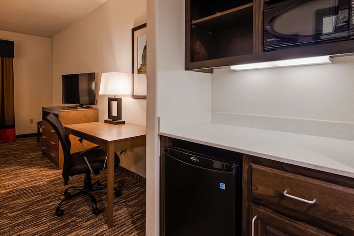 1 King Bed Microwave and Refrigerator WiFi Full Breakfast (6 of 14)