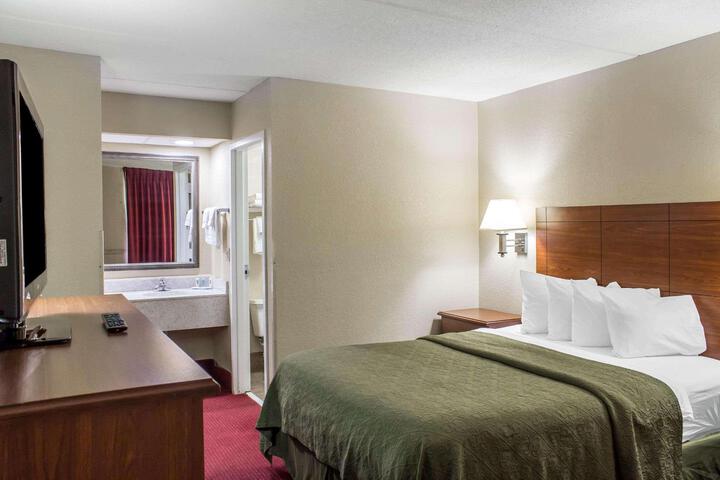 1 Queen Bed (7 of 7)