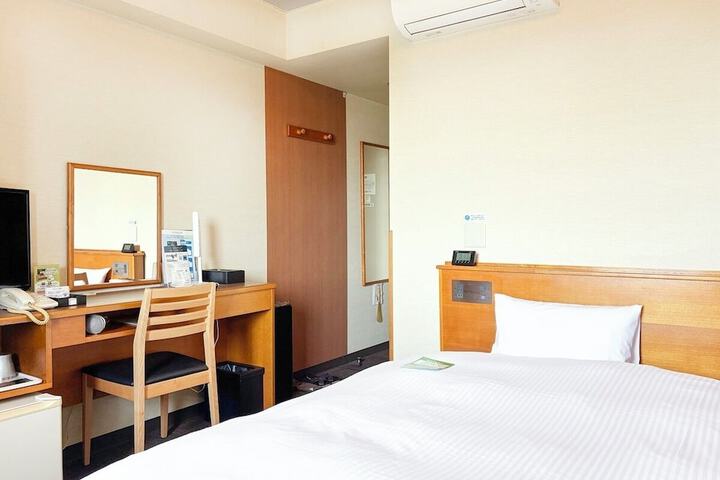 Room 8 of 28