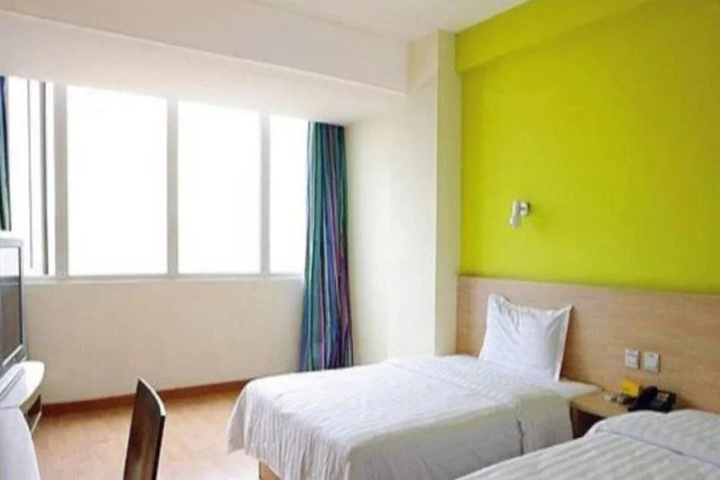 Room 4 of 12