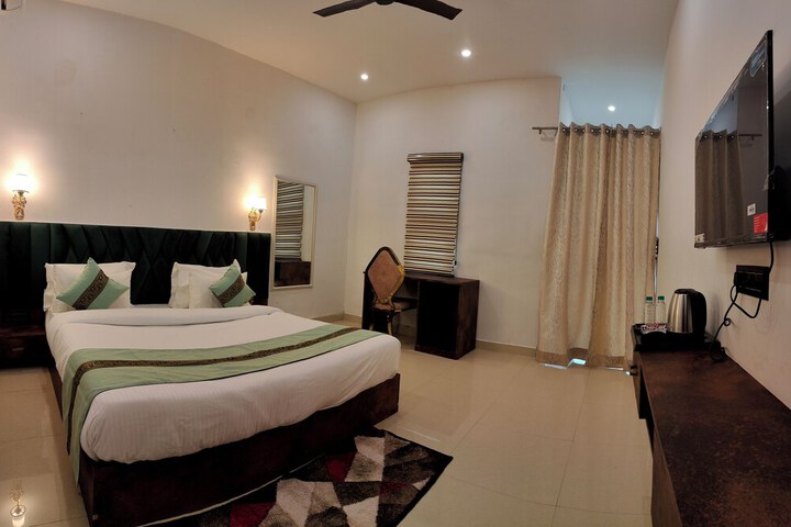 Room 12 of 32