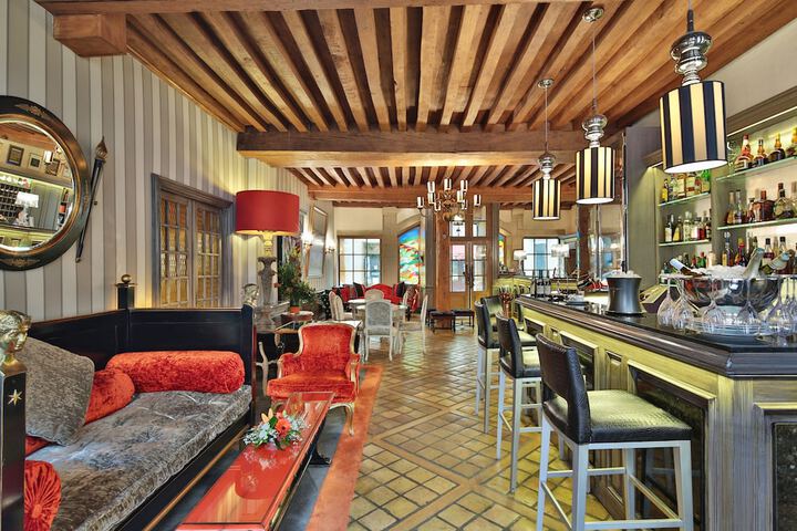 Lounge 129 of 147