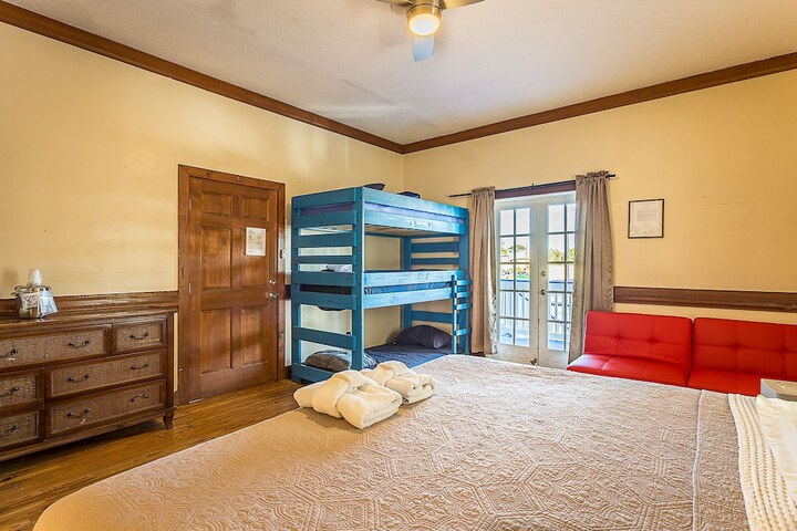 Room 24 of 76