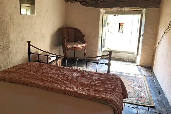 Room 5 of 18