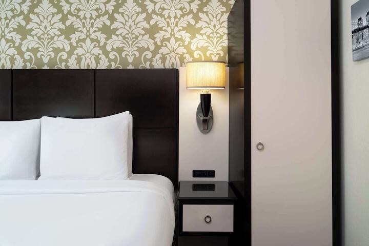 1 King Bed WiFi (12 of 15)