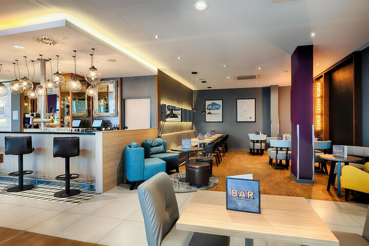 Lounge 20 of 23