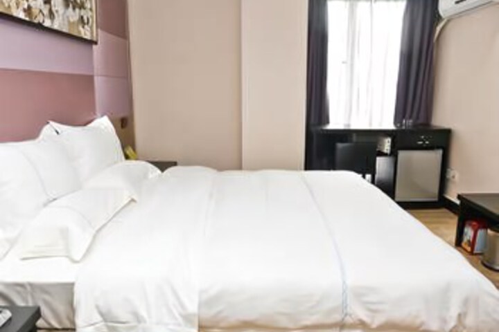 Room 4 of 8