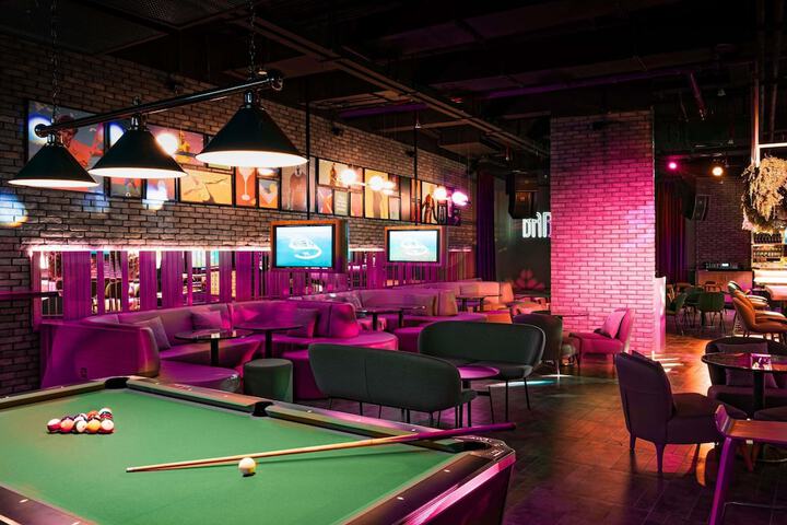 Lounge 192 of 208
