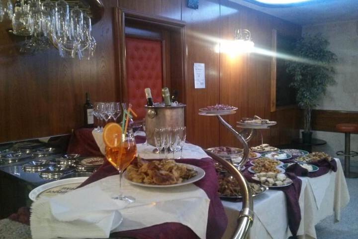 Dining 27 of 36