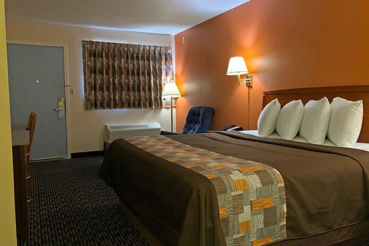 1 King Bed (5 of 9)