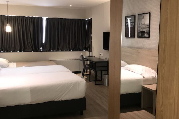 Room 10 of 42
