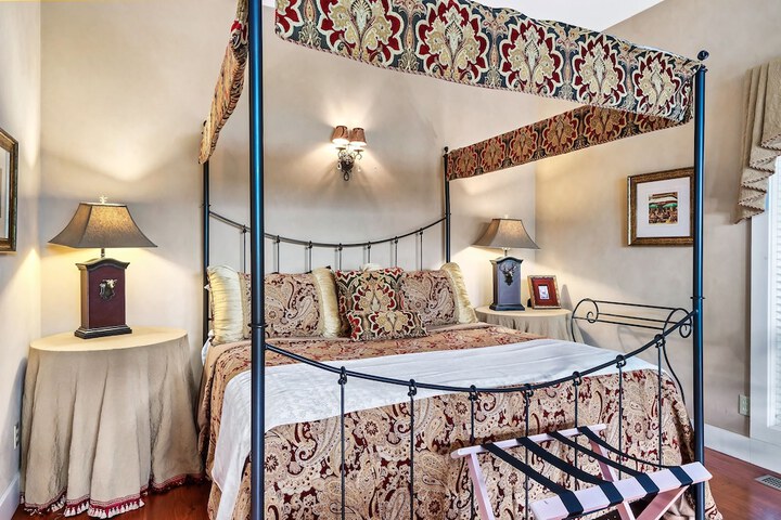 Snug Hug Queen Suite with Fireplace (4 of 131)