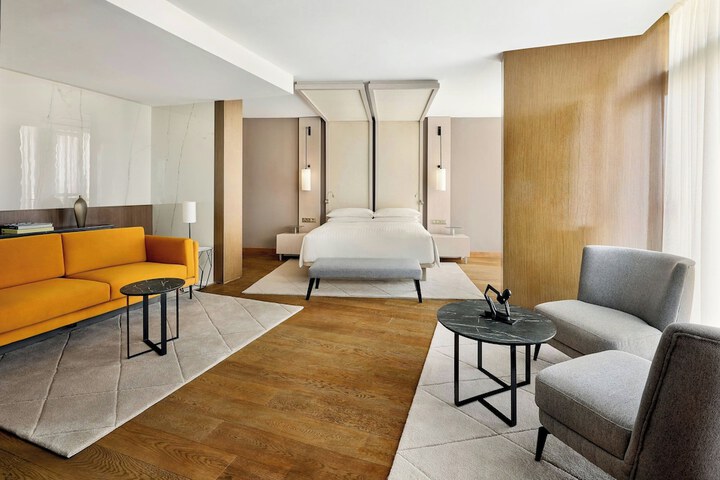 Room 26 of 102