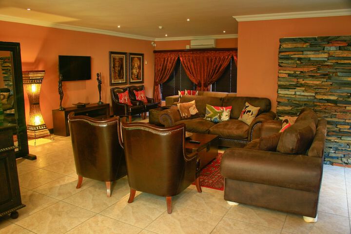 Lounge 30 of 51