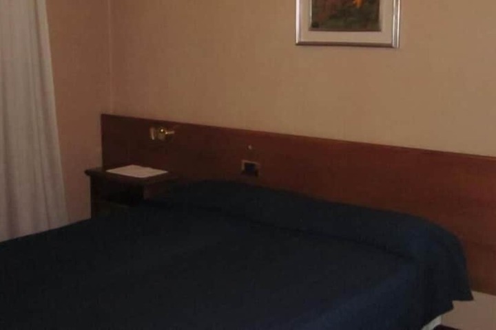 Room 13 of 40