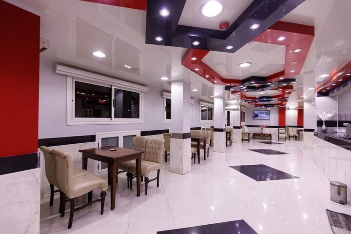 Dining 7 of 19
