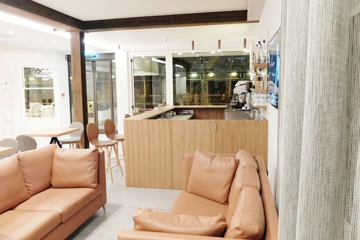 Lounge 46 of 58