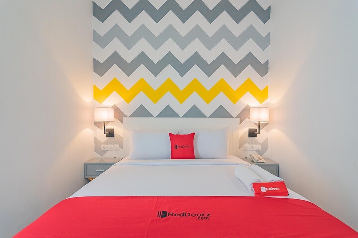RedDoorz Premium at Hotel Hebat