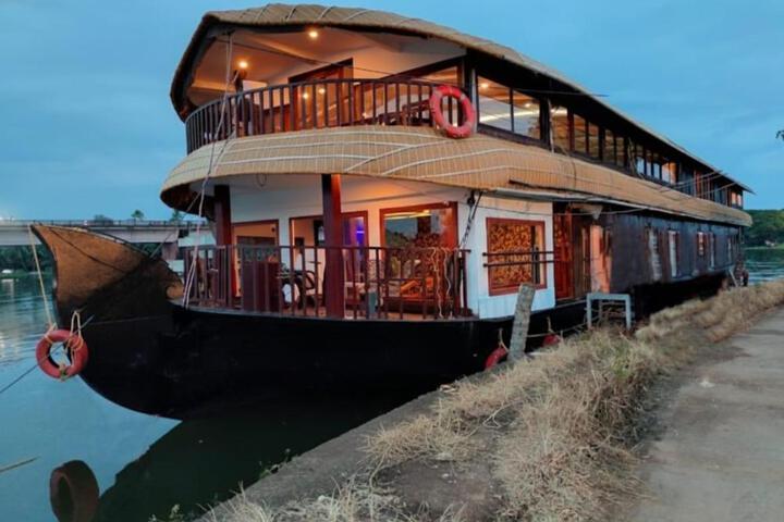 EGH Houseboats
