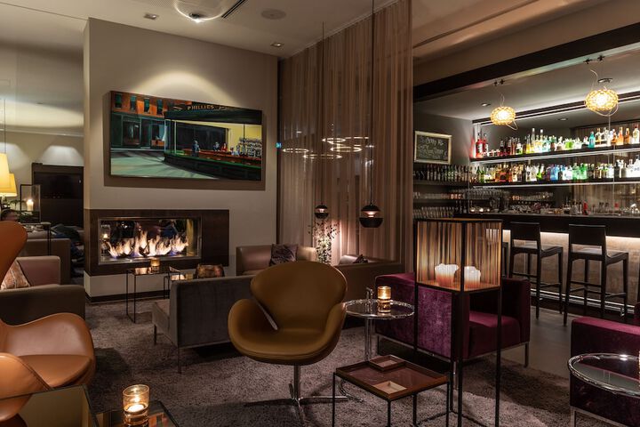 Lounge 41 of 53