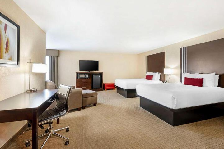2 Queen Accessible Comm Assist Bathtub Microwave, Refrigerator WiFi Full Breakfast (5 of 11)