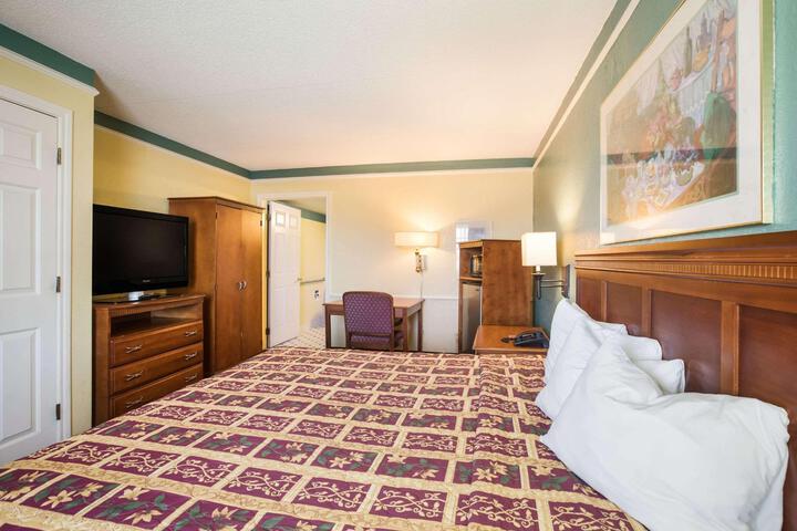 1 King Bed Work Desk Microwave and Refrigerator Usb Port Air Conditioned Continental Breakfast (13 of 14)