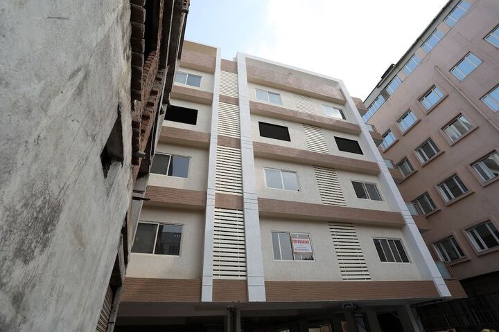 OYO 11075 HOME MODERN 3BHK GULAB BAGH