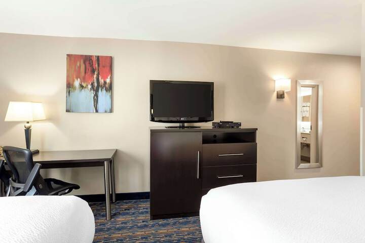 1 Queen Bed High Speed Internet Accessible Refrigerator, Coffee Maker, Hairdryer Full Breakfast (24 of 26)