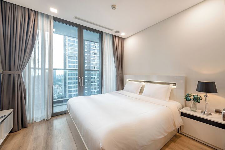 Room 4 of 243