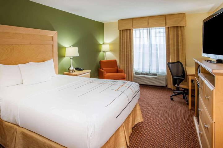 1 King Bed (5 of 12)